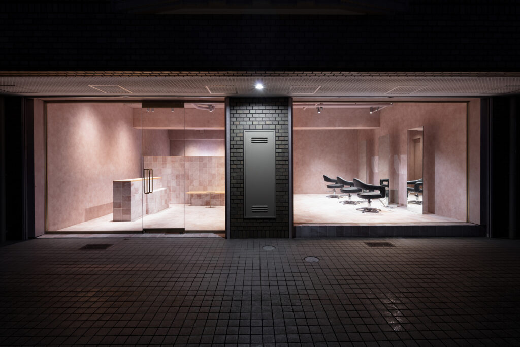 夜景に浮かぶ店舗ファサード