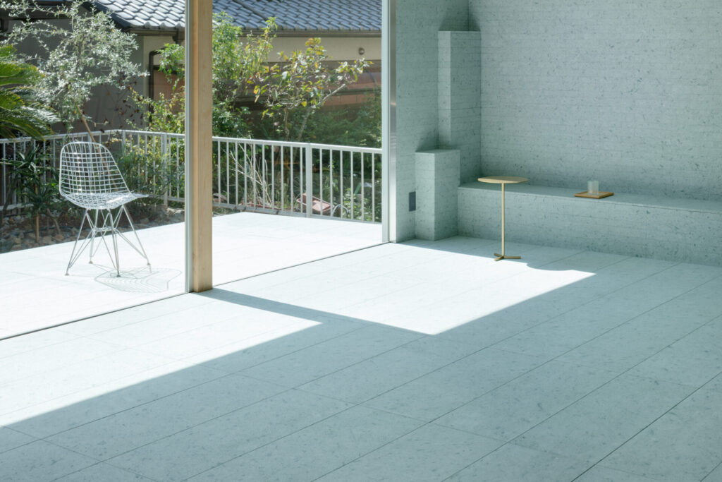 西神中央の家。既存の建物に新しい柱と梁を加えた